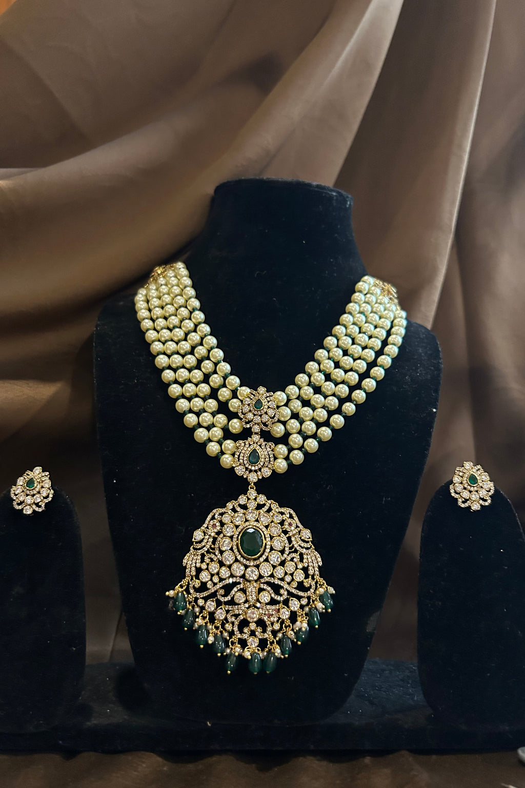 Elegant Green Stone Pearl Choker Necklace Set with Earrings – Traditional Kundan Bridal Jewellery