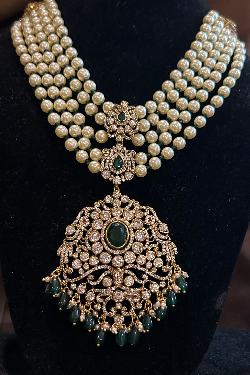 Elegant Green Stone Pearl Choker Necklace Set with Earrings – Traditional Kundan Bridal Jewellery